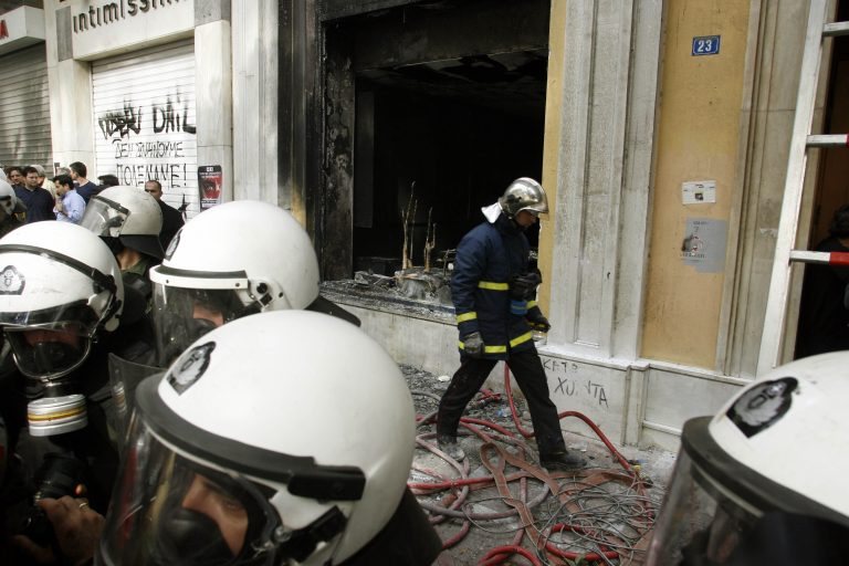 Υπόθεση Marfin: Τα δύο στοιχεία που οδήγησαν στη συμπληρωματική δίωξη για τρομοκρατία – Τι λέει ο δικηγόρος των θυμάτων