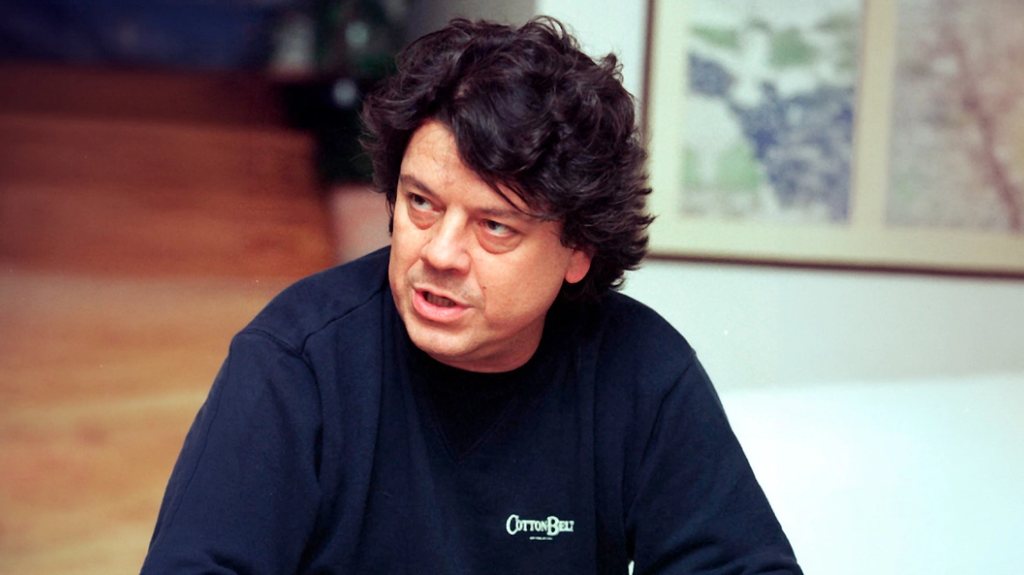 22 χρόνια χωρίς τον αιώνιο έφηβο Βλάσση Μπονάτσο: Από τον «Γαρύφαλλο» στους «Απαράδεκτους» και τις ατάκες που έγραψαν ιστορία