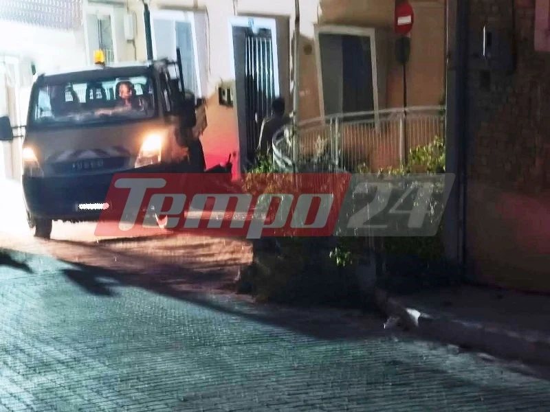 Πάτρα: Φορτηγάκι κύλησε ανεξέλεγκτα στο Κάστρο και ανέβηκε σε πεζοδρόμιο – Παραλίγο τραγωδία