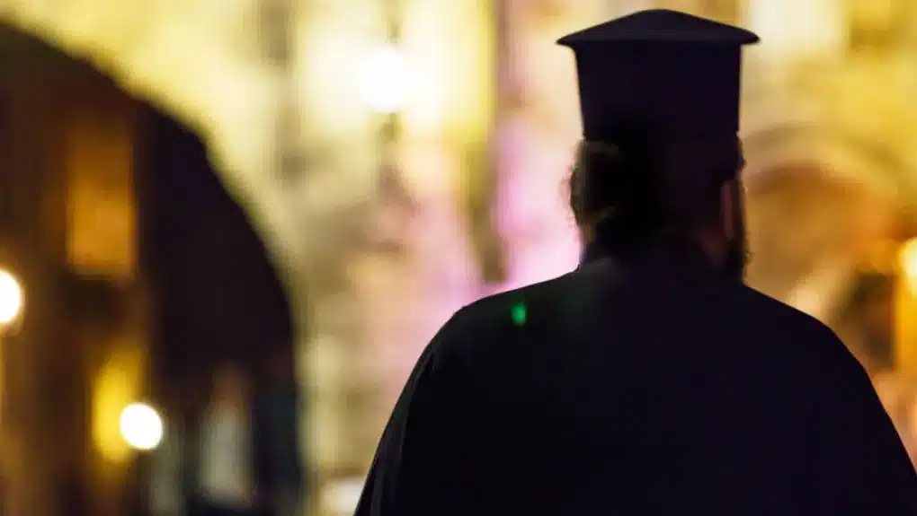 Άγριος καβγάς σε ΤΑΞΙ – Οδηγός κατέβασε κάτω Ιερέα
