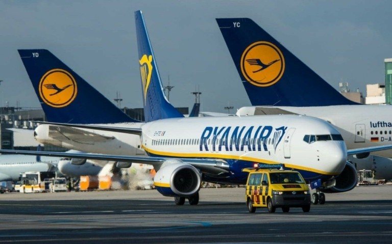 Ryanair: Νωρίτερα θα πρέπει να παραδίδουν αποσκευές οι επιβάτες της από τις 10 Nοεμβρίου