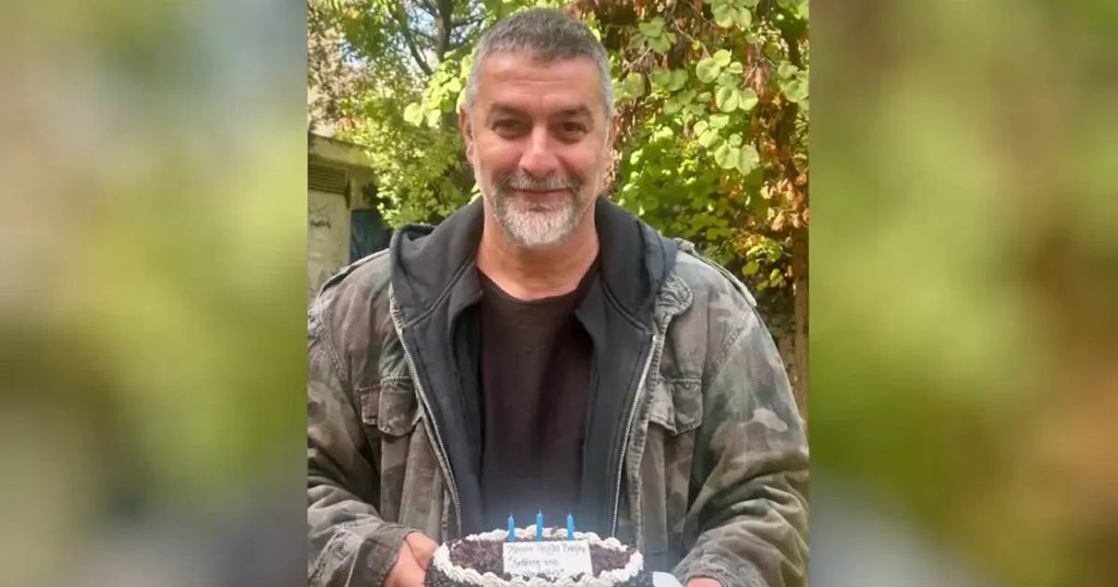 Βασίλης Μπισμπίκης: Έσβησε 49 κεράκια – Η φωτογραφία με την τούρτα γενεθλίων και το πλατύ χαμόγελο