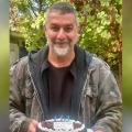 Βασίλης Μπισμπίκης: Έσβησε 49 κεράκια – Η φωτογραφία με την τούρτα γενεθλίων και το πλατύ χαμόγελο