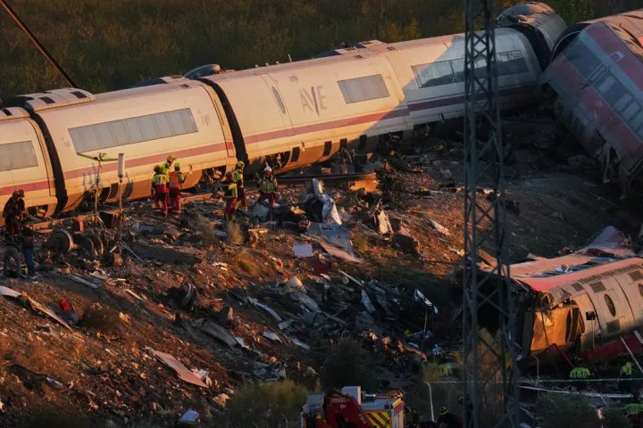 Ισπανία: 68 οι νεκροί της σιδηροδρομικής τραγωδίας – Στο μικροσκόπιο η εντολή «συνεχίστε κανονικά»